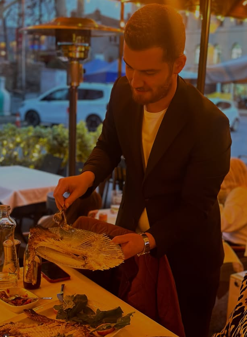 Mayna Balık restoranından deniz ürünleri ve meze sunumu 2