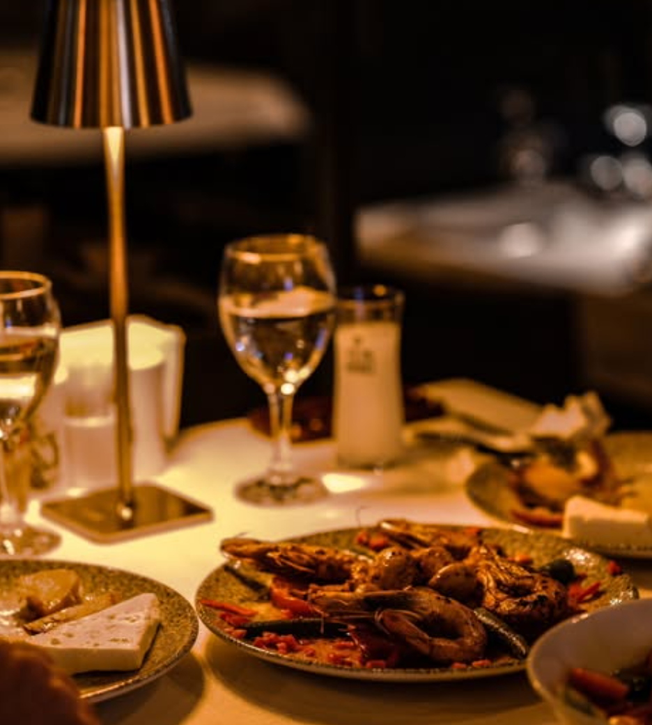 Mayna Balık restoranından deniz ürünleri ve meze sunumu 4