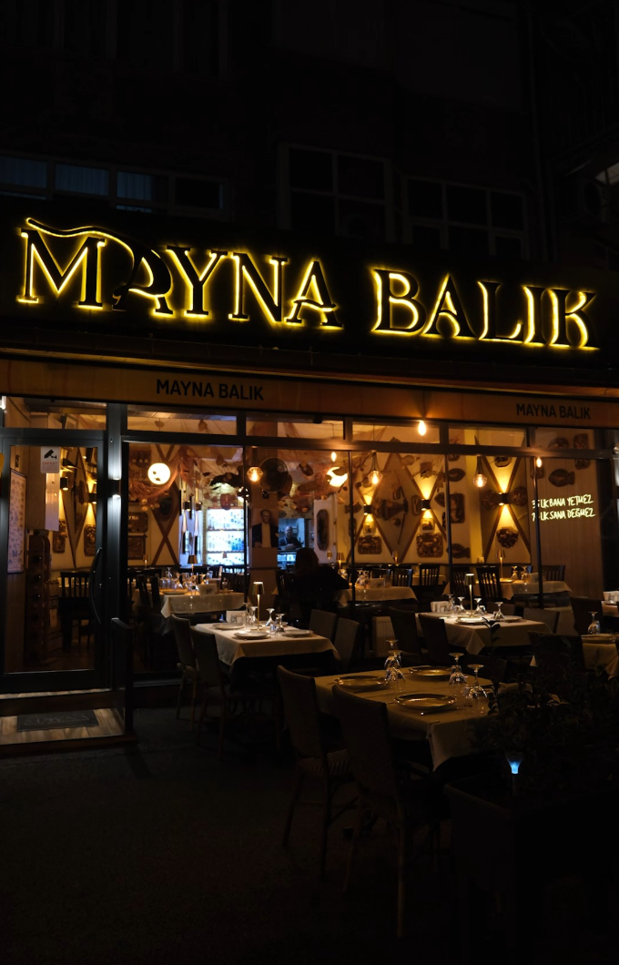 Mayna Balık restoranından deniz ürünleri ve meze sunumu 7