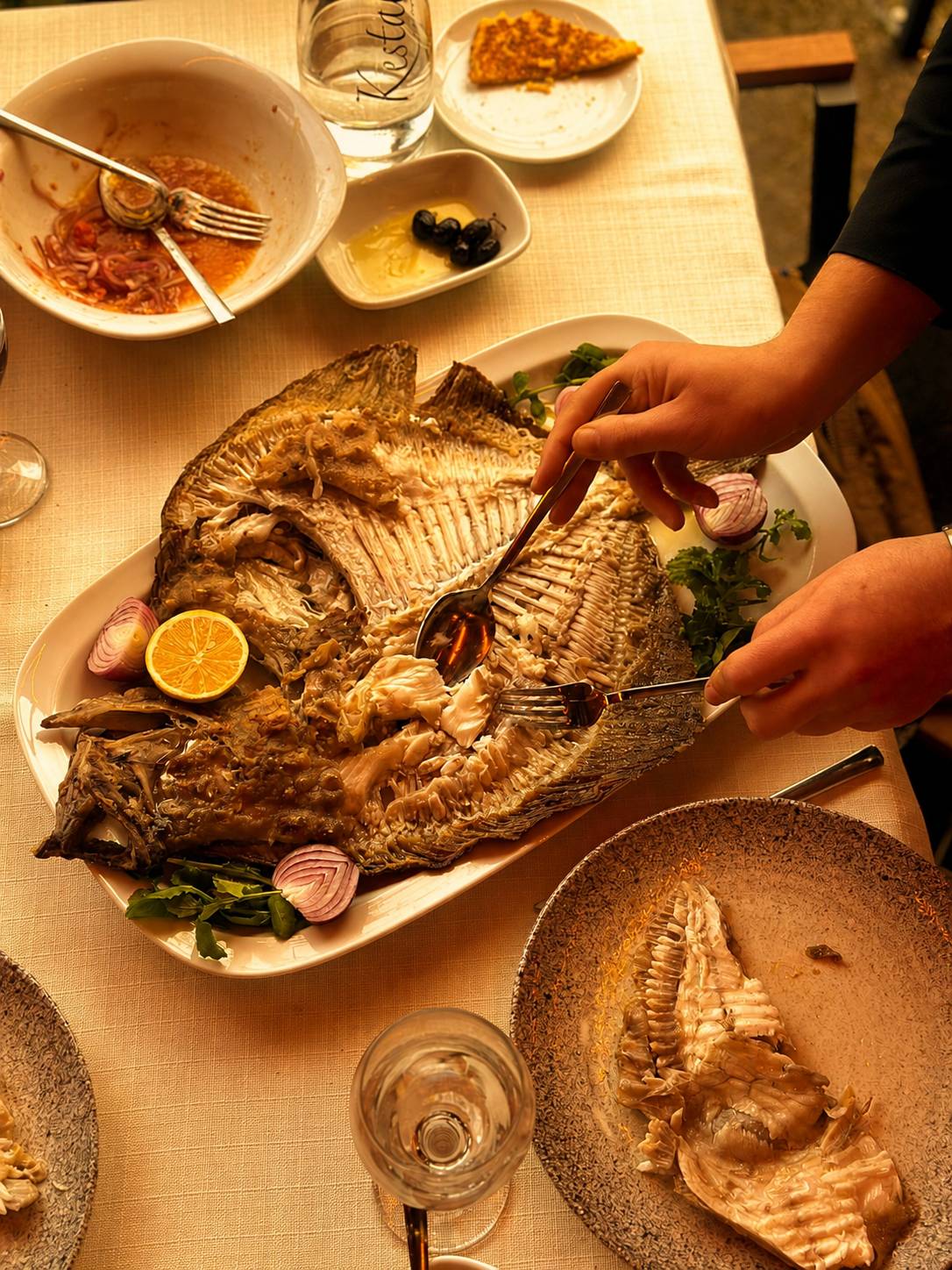 Mayna Balık restoranından deniz ürünleri ve meze sunumu 10