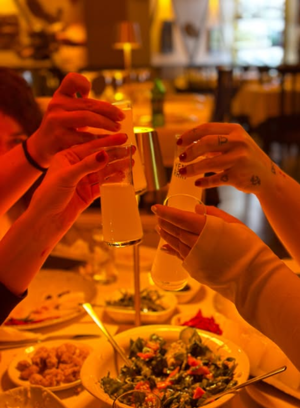 Mayna Balık restoranından deniz ürünleri ve meze sunumu 6