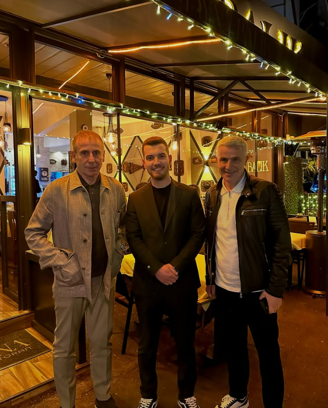 Mayna Balık restoranından deniz ürünleri ve meze sunumu 5