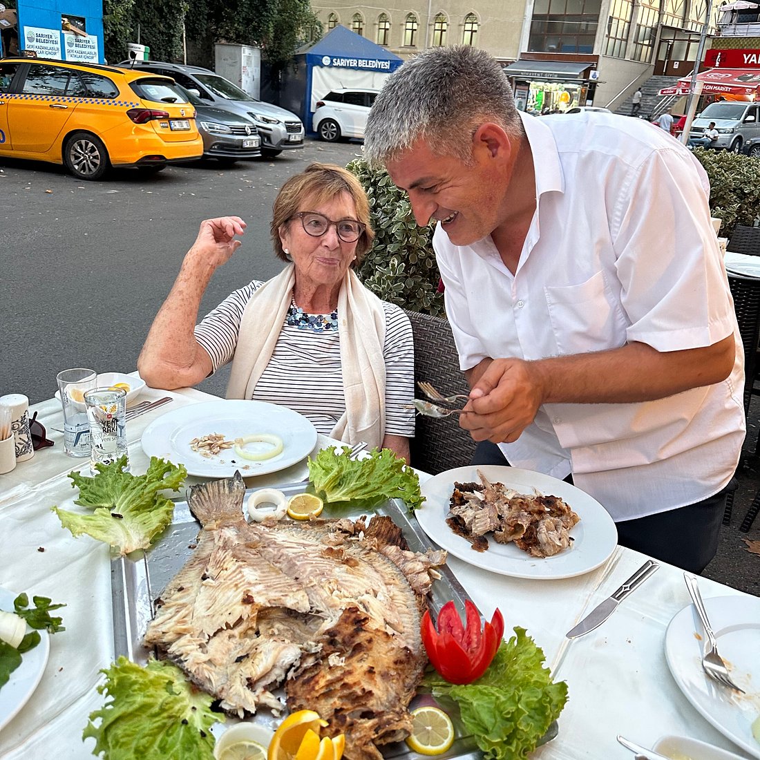 Mayna Balık restoranından deniz ürünleri ve meze sunumu 3