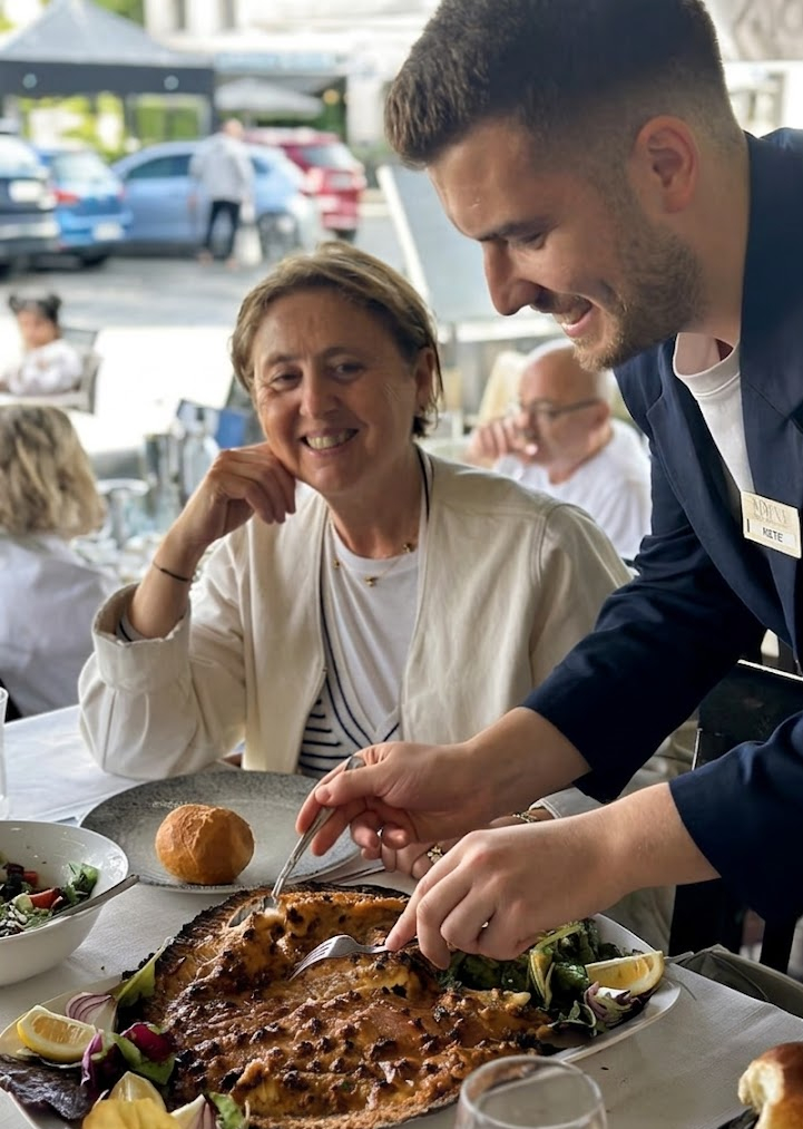 Mayna Balık restoranından deniz ürünleri ve meze sunumu 1