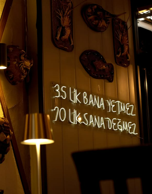 Mayna Balık restoranından deniz ürünleri ve meze sunumu 13