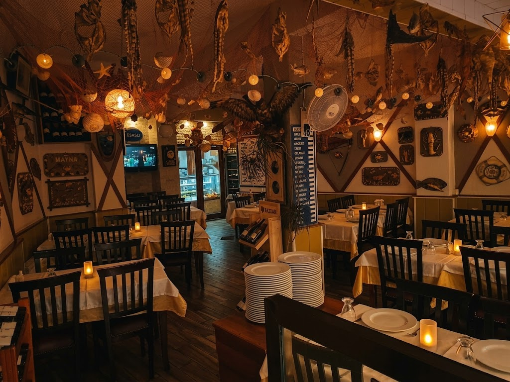 Mayna Balık restoranından deniz ürünleri ve meze sunumu 14